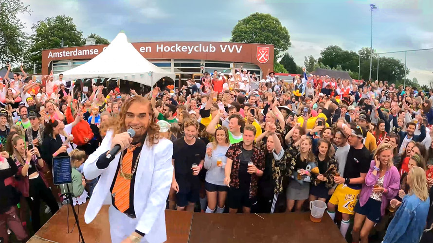 Rooie Rico bij Hockeyclub VVV in Amsterdam maakt er een feest van